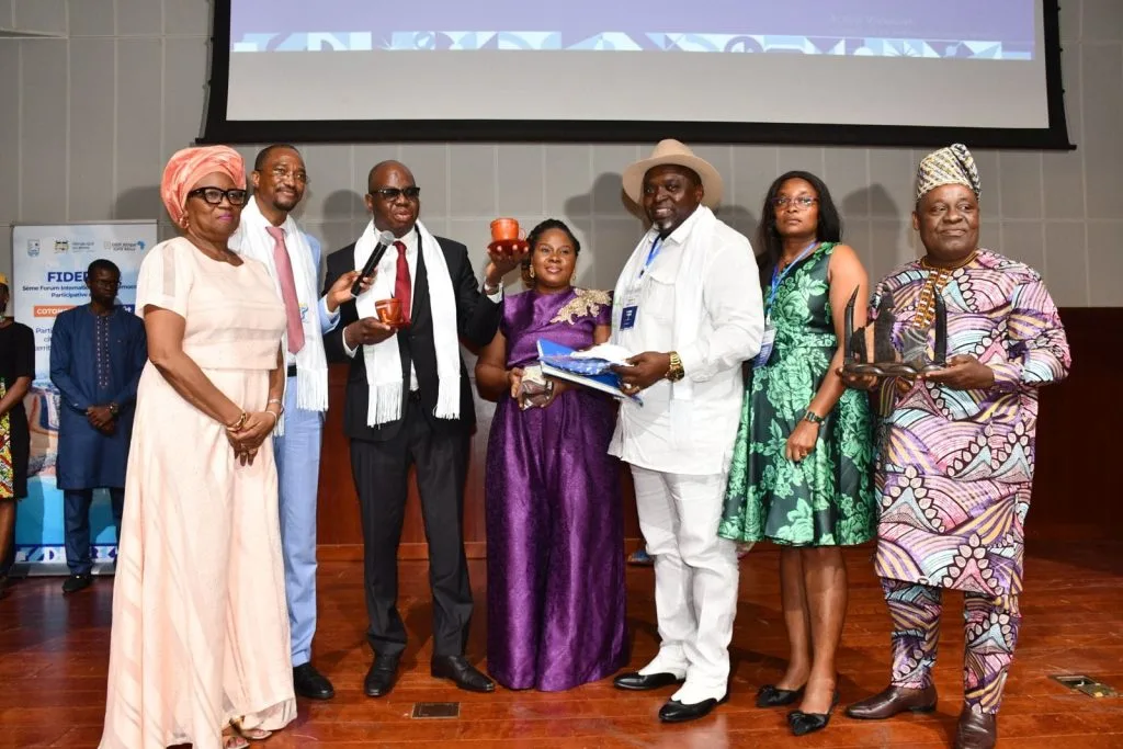 BAFOUSSAM VALORISE SON PATRIMOINE CULTUREL ET ECONOMIQUE AU 5ᵉ FORUM INTERNATIONAL POUR LA DEMOCRATIE PARTICIPATIVE DE COTONOU