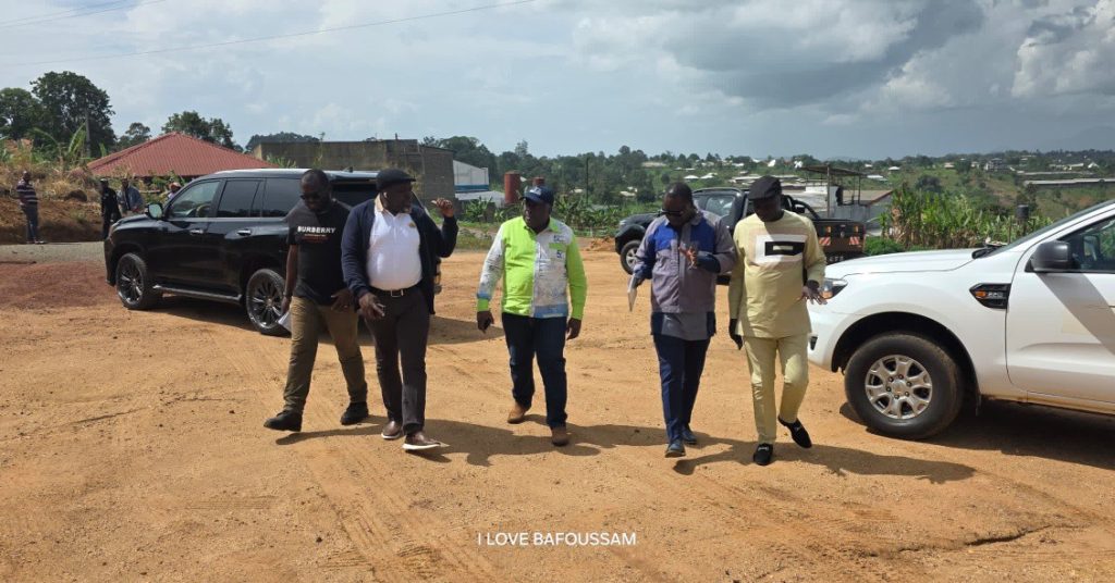 Gare routière de Njingah : le Maire Roger TAFAM en visite de chantier avec le FEICOM