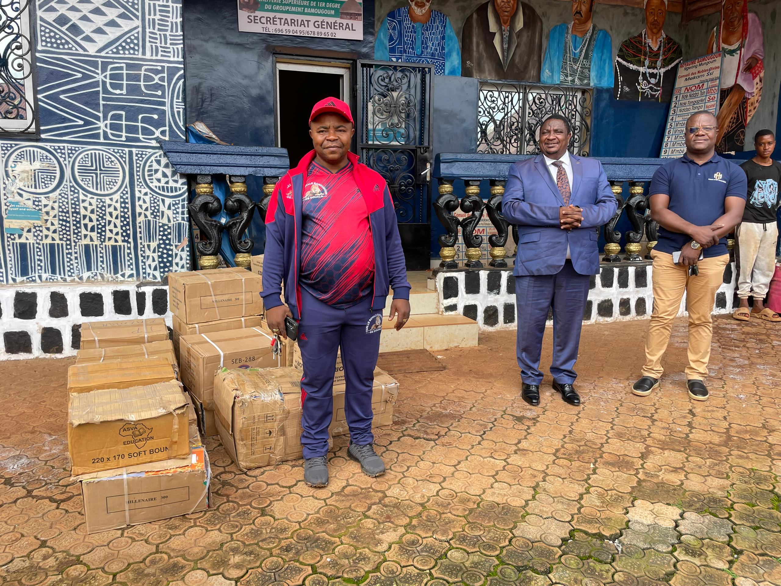 LE COMMANDANT ROGER TAFAM REMET DES FOURNITURES SCOLAIRES A LA CHEFFERIE SUPERIEURE DU GROUPEMENT BAMOUGOUM