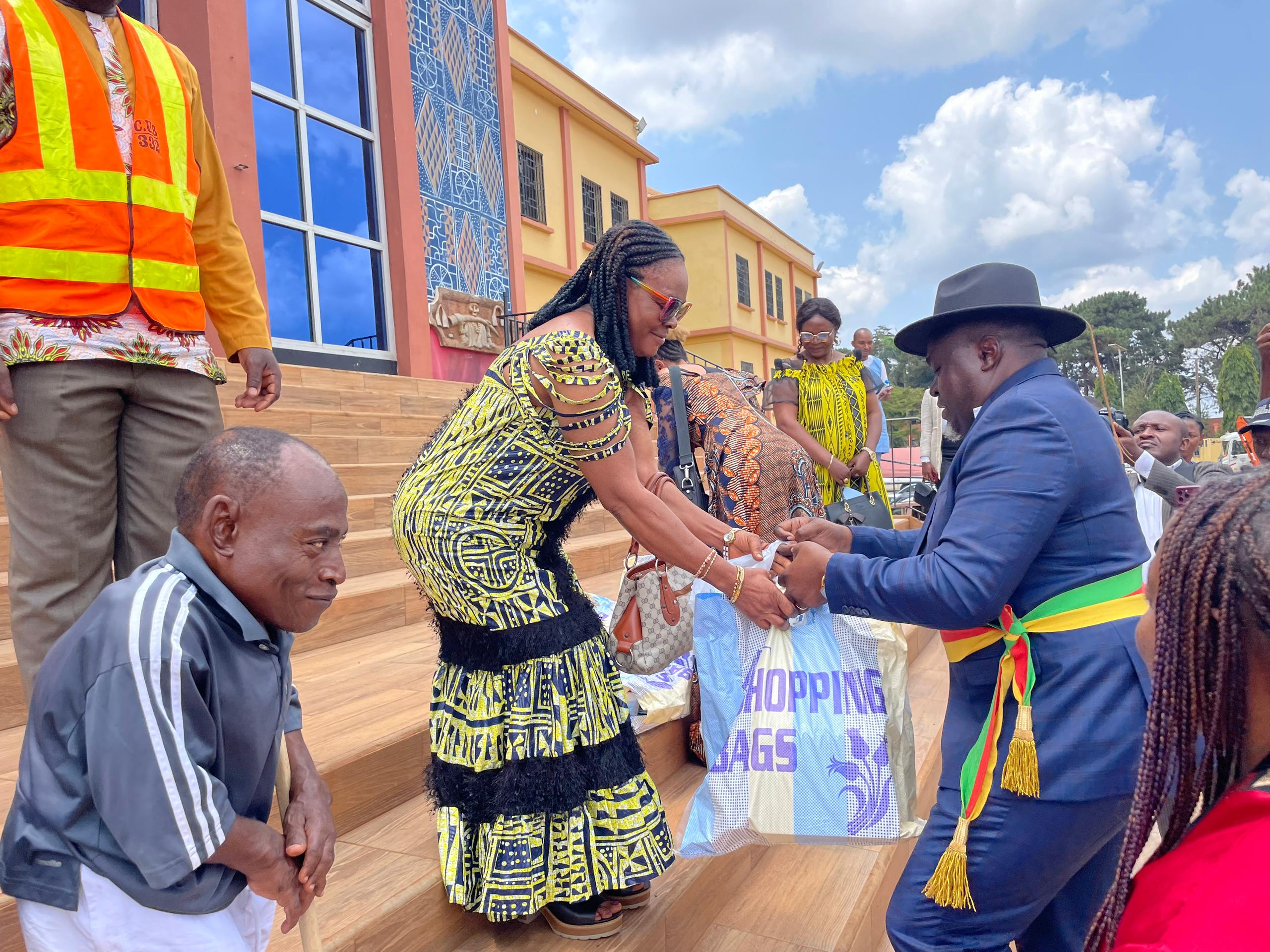 LE MAIRE DE BAFOUSSAM OFFRE DES KITS SCOLAIRES AUX ORPHELINS ET AUX PERSONNES HANDICAPEES