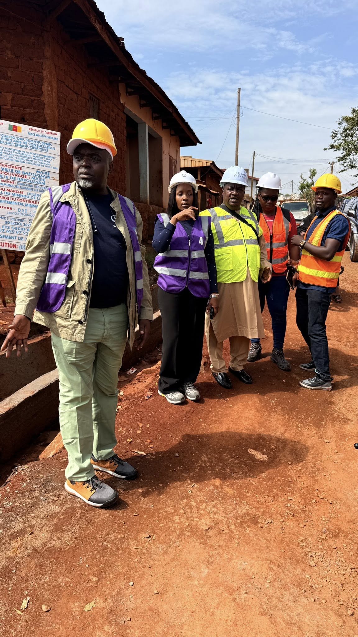 Le Maire Roger Tafam en suivi de terrain sur les chantiers d’embellissement de Bafoussam
