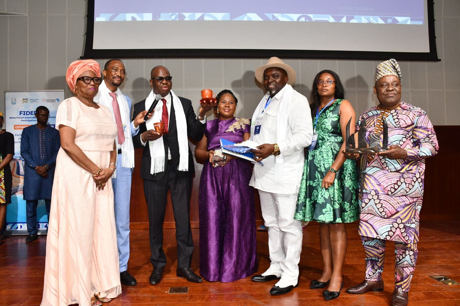 BAFOUSSAM VALORISE SON PATRIMOINE CULTUREL ET ECONOMIQUE AU 5ᵉ FORUM INTERNATIONAL POUR LA DEMOCRATIE PARTICIPATIVE DE COTONOU