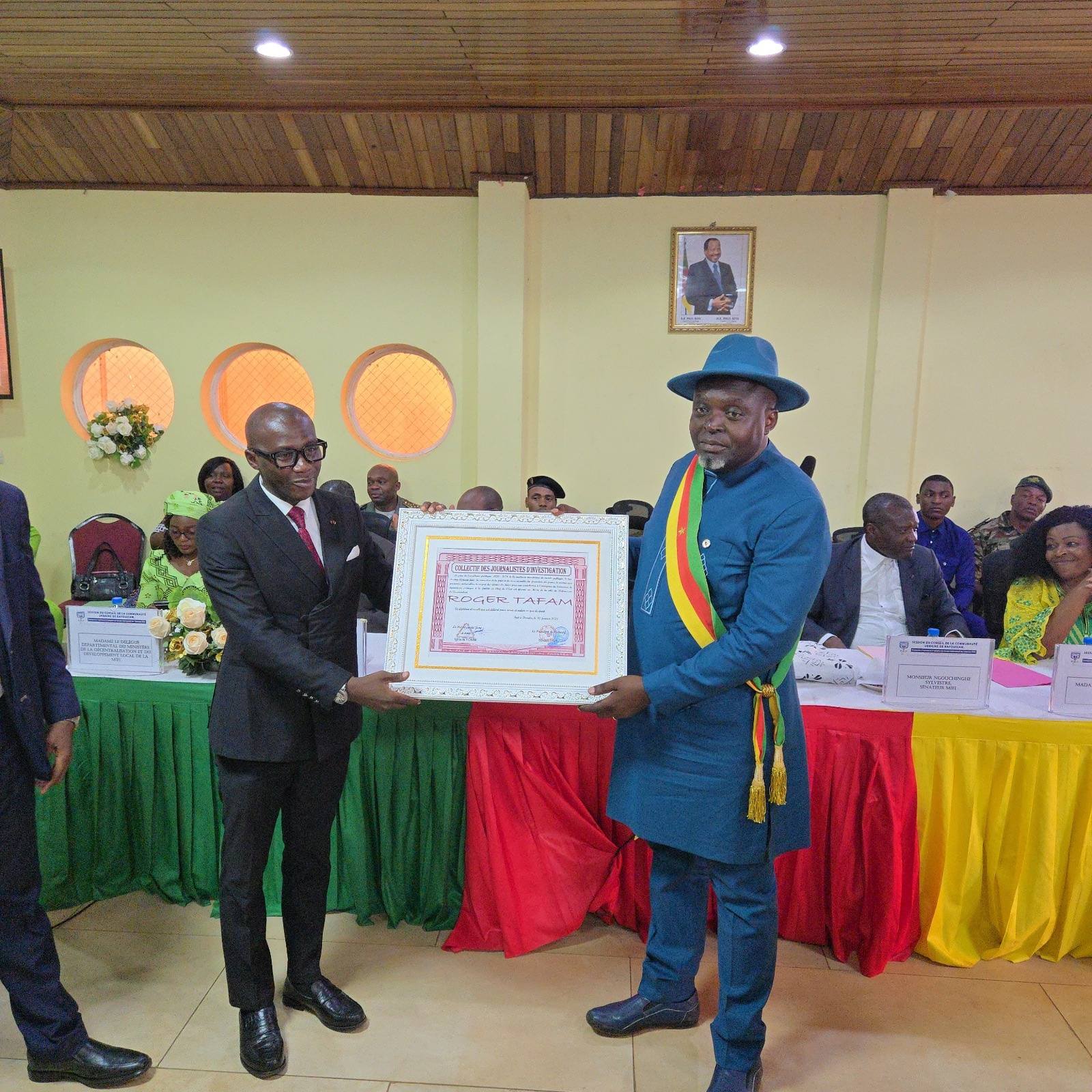 Le Commandant Roger Tafam, Maire de Bafoussam, honoré par l’Association des Journalistes d’Investigation du Cameroun