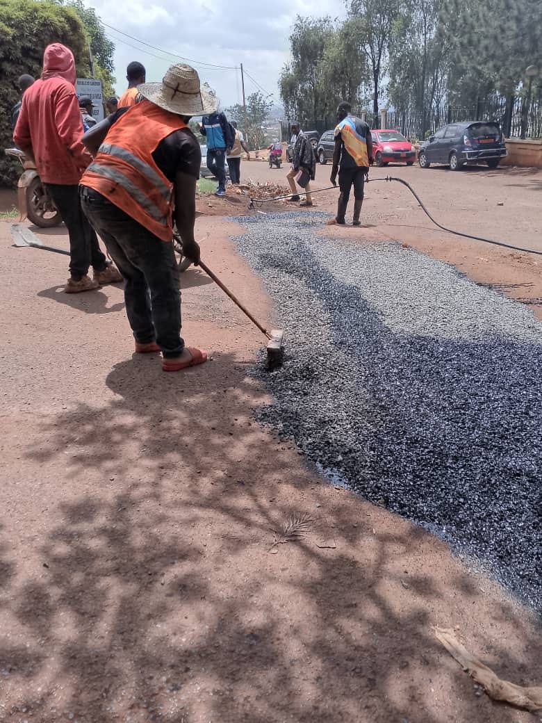 Bafoussam poursuit la campagne de bouchage des nids de poules pour améliorer la mobilité urbaine