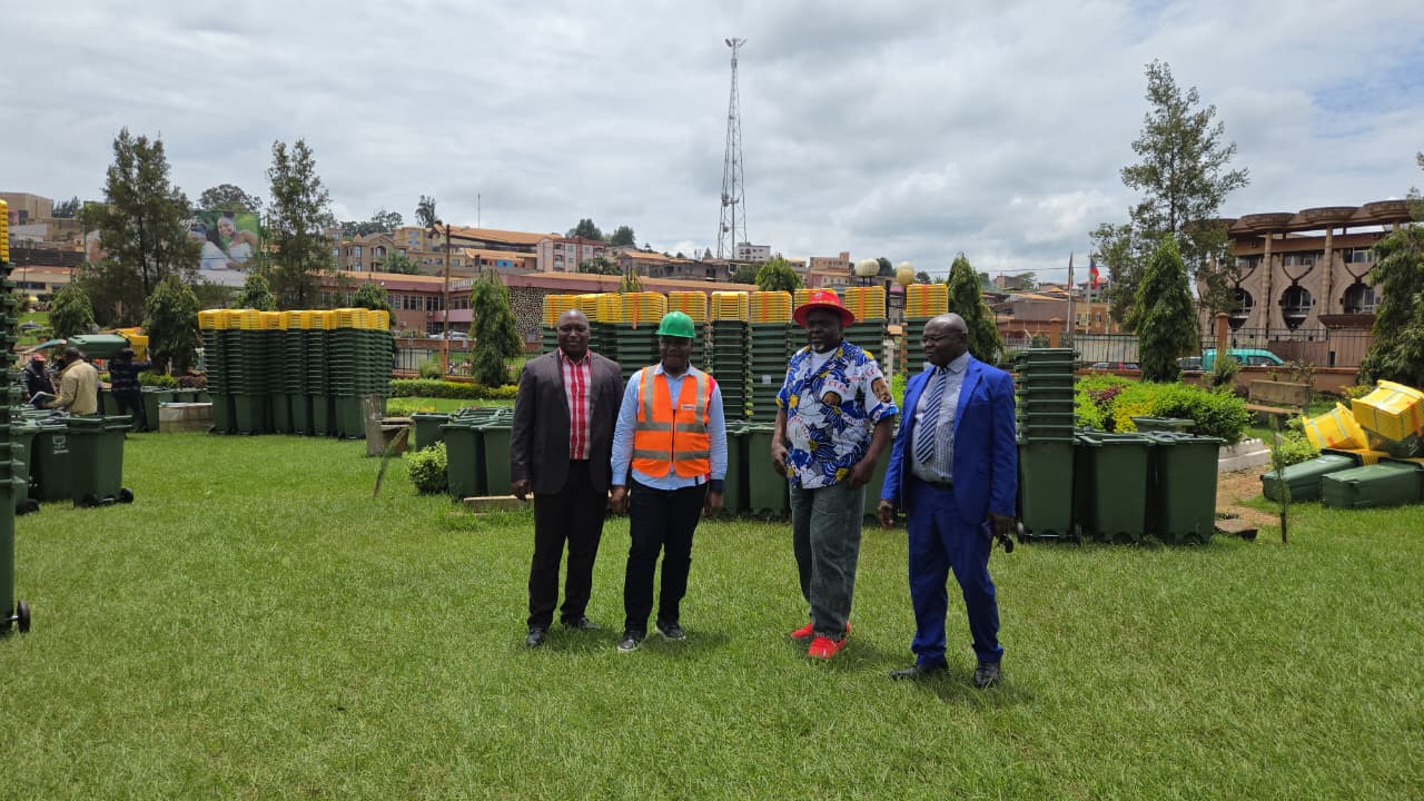 LE MAIRE DE LA VILLE DE BAFOUSSAM RECEPTIONNE 5 000 POUBELLES POUR RENFORCER L’ASSAINISSEMENT URBAIN