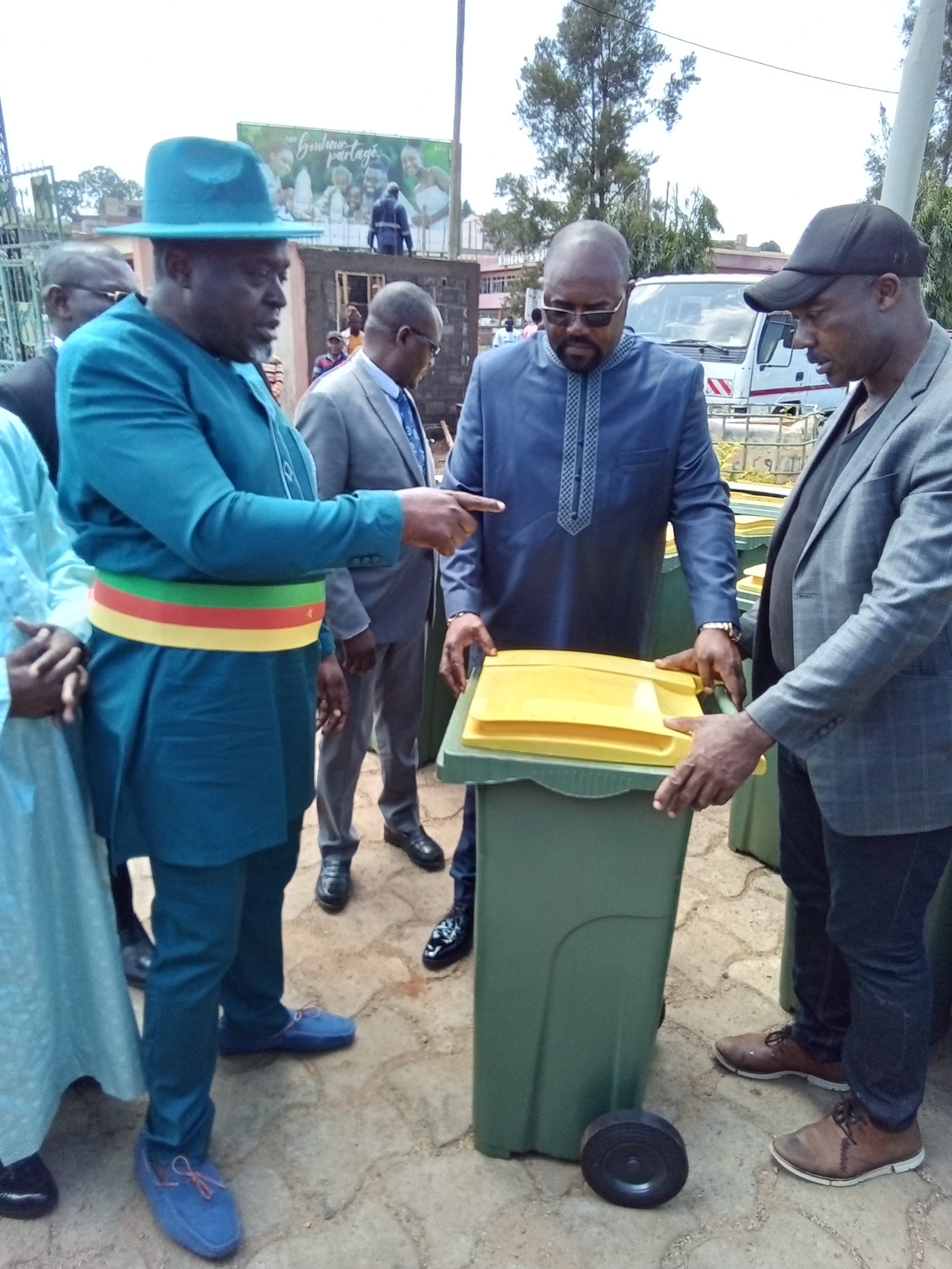 Bafoussam renforce sa politique d’assainissement avec la distribution de 5 000 bacs à ordures aux ménages