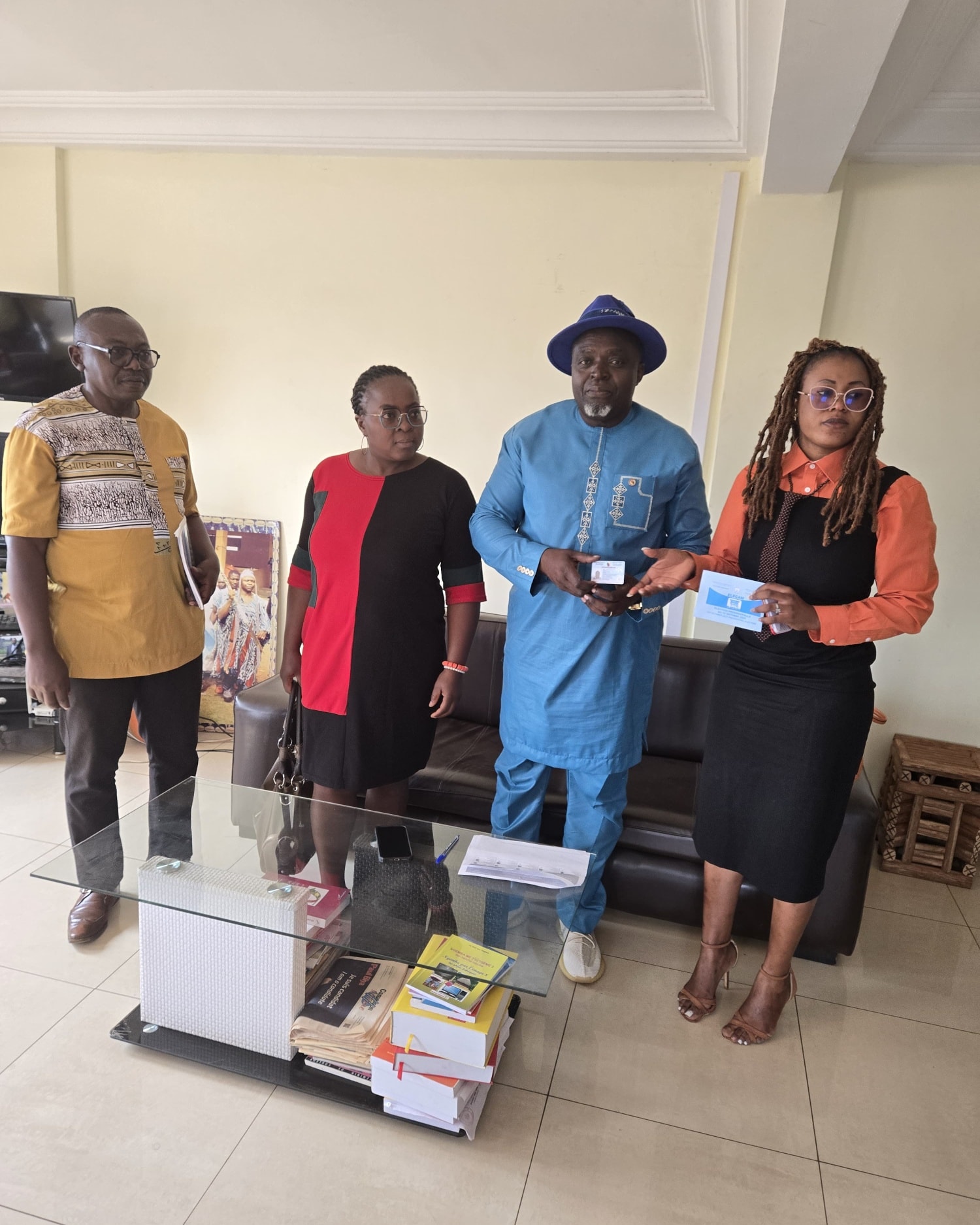 Le Maire de la Ville de Bafoussam reçoit sa carte d’électeur en vue des élections régionales