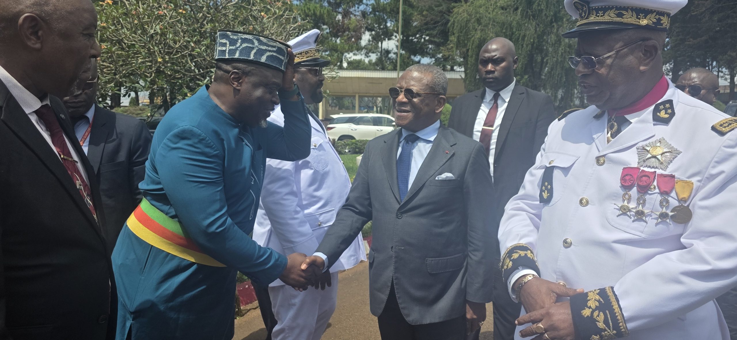 Coopération institutionnelle : le Maire de la Ville de Bafoussam aux côtés du Gouverneur de la Région de l’Ouest pour accueillir le Premier ministre